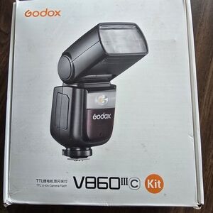 V860III-C Camera Flash Kit - Black